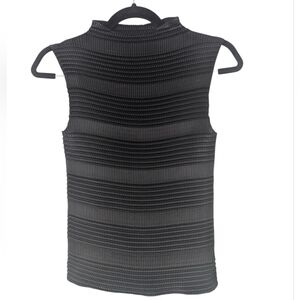 Nicola Black Sleeveless Micropleate Top Sz.M